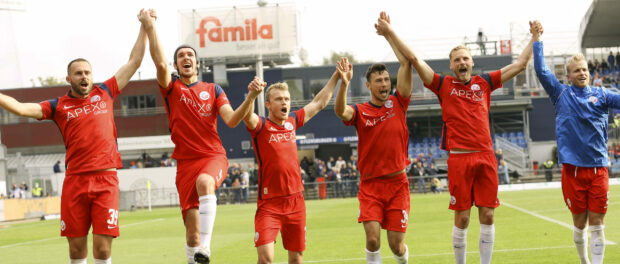 Foto : Siegesjubel bei den Spielern von Rostock , hier Nik OMLADIC und Damian Rossbach und Lukas Fröde Fussball 2. Liga