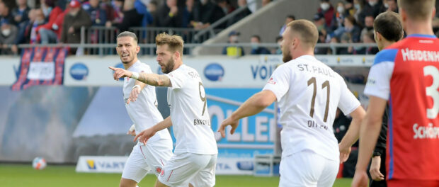 16.10.2021, xemx, Fussball 2.Bundesliga, 1.FC Heidenheim - FC St.Pauli emspor, v.l. Guido Burgstaller (FC St. Pauli) cel