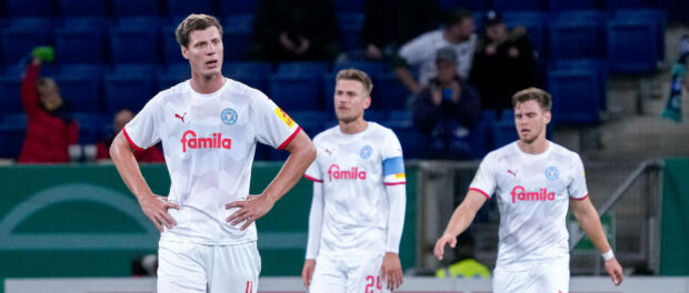 v.li.: Patrick Erras (Kiel, 4), Hauke Finn Wahl (Kiel, 24), Simon Lorenz (Kiel, 19), Spieler von Holstein Kiel, enttäus