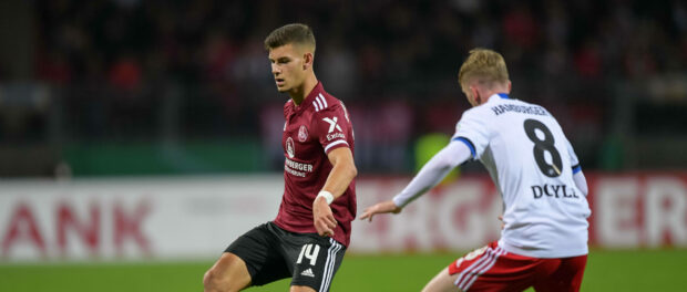 Fußball, DFB-Pokal, 20211026, 1. FC Nürnberg - Hamburger SV. Im Bild Tom KRAUß (Krauss, 1. FC Nürnberg, 14) Dribbling Ba