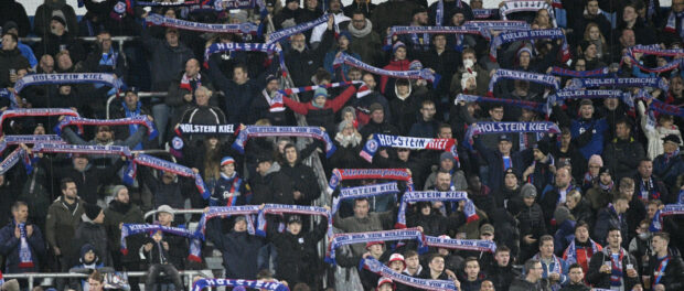 Kieler Fans feiern den Erfolg, Fußball, 2. Bundesliga, Holstein Kiel vs Dynamo Dresden, Männer, 13. Spieltag, Saison 202