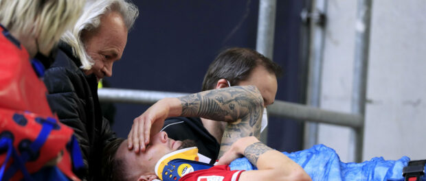 HOFFMANN Andre Team Fortuna Duesseldorf schwer verletzt liegend am Boden mit Mannschaftsarzt BLECKER Ulf 2. Fussball Bu