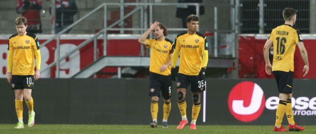 26.11.2021, xtgx, Fussball 2. Bundesliga, SSV Jahn Regensburg - SG Dynamo Dresden emspor, v.l. Dresden enttaeuscht, scha