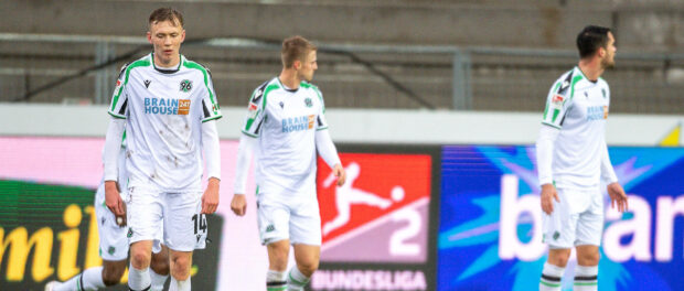 Beier (Hannover 96, 14) ist enttäuscht/enttaeuscht, unzufrieden nach Tor zum 3:0 durch Marvin Wanitzek (Karlsruher SC,