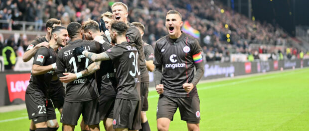 pauli-mannschaft-feuerwerk