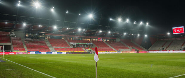 Das Jahnstadion rund 1,5 Stunden vor Anpfiff; SSV Jahn Regensburg - SG Dynamo Dresden; Fußball; 2. Liga; Saison 2021/20