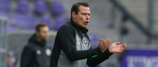 27.11.2021, xtgx, Fussball 2. Bundesliga, FC Erzgebirge Aue - SV Darmstadt 98 emspor, v.l. Marc Hensel (Aue, Trainer) gi