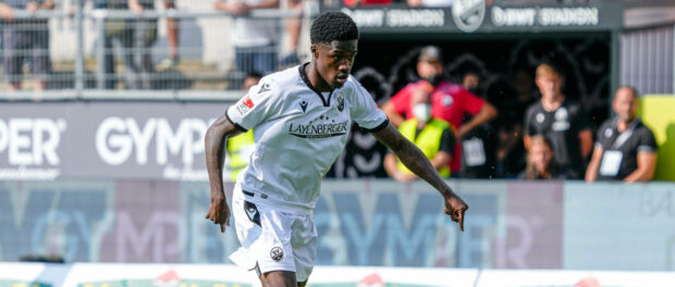 Christian Conteh (SVS, 23), am Ball, Freisteller, Ganzkörper, Einzelbild, Aktion, Action, 18.09.2021, Sandhausen (Deutsc