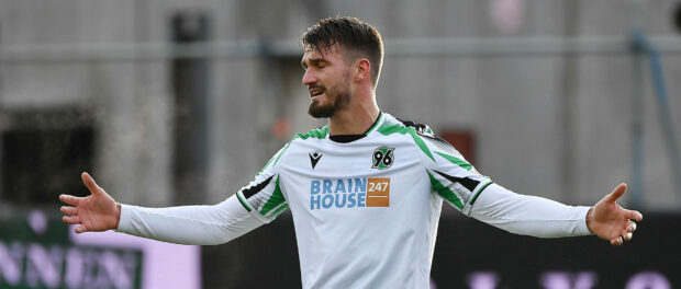 27.11.2021, xjhx, Fussball 2.Bundesliga, Karlsruher SC - Hannover 96 emspor, v.l. Hendrik Weydandt (Hannover 96) gibt An