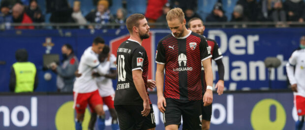 2.BL; Hamburger SV - FC Ingolstadt 04; Absprache Anstoß Marc Stendera (10, FCI) Maximilian Beister (11, FCI) 2. Bundesli