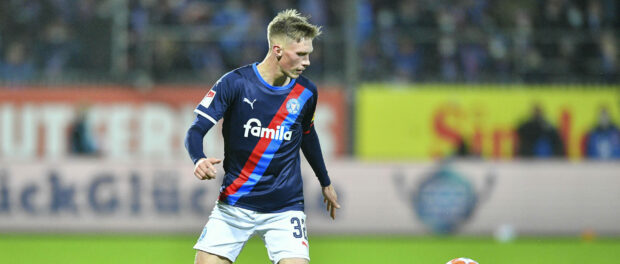 Sport Bilder des Tages Holstein Kiel vs. FC St. Pauli, Fussball, 2. Bundesliga, 17.12.21 Jonas Sterner (Nr. 32, Holstein