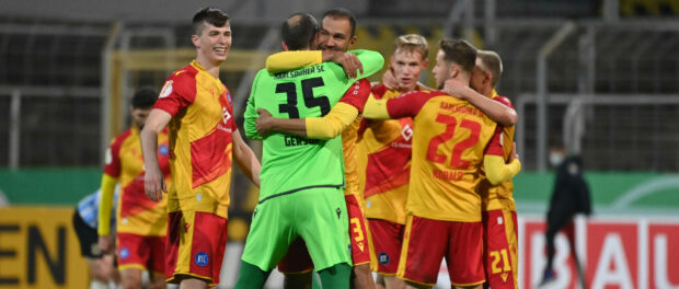 Schlussjubel Karlsruhe,Teamfoto,Team, Mannschaft,Mannschaftsfoto, Jubel,Freude,Begeisterung, Aktion Fussball DFB Pokal A