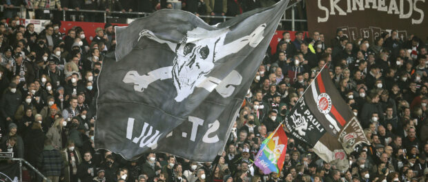 Foto : volle Hütte , viele Fans am Millerntor Fussball 2. Bundesliga am Fr. 18.03.2022 FC St. Pauli - FC Heidenheim ***