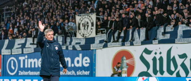 Rostock, Deutschland 02. April 2022: 2. BL - 2021/2022 - FC Hansa Rostock vs. FC St. Pauli Trainer Jens Härtel / Haerte