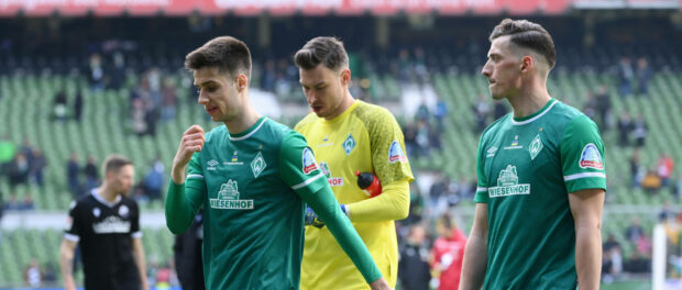 v.li., Ilia Gruev (Werder Bremen), Torwart Jiri Pavlenka (Werder Bremen), Nicolai Rapp (Werder Bremen) nach dem Spiel 03