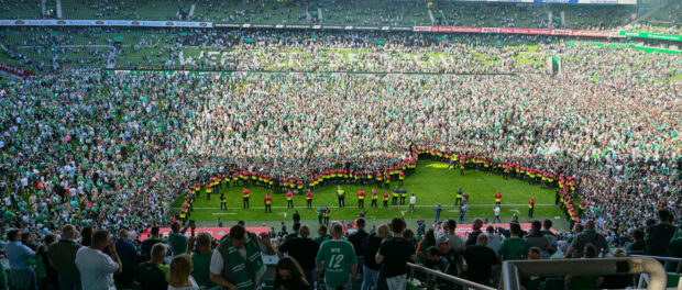 bremen-platzsturm-fans