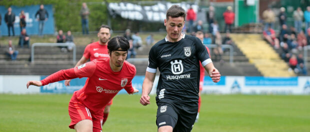 23.04.2022, xovx, Fußball Regionalliga Südwest, FC Gießen - SSV Ulm 1846 v.l. Ko Sawada (FC Gießen), Bastian Allgeier (S