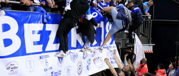 FANS Team FC Schalke 04 klettern von der Tribuene und stürmen den Platz DFL 2.Fussball Bundesliga Saison 2021 - 2022 Spi