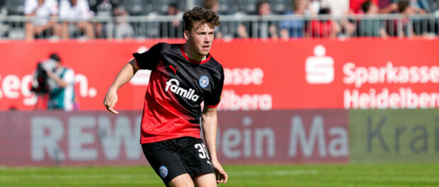 Lucas Mika Wolf (Kiel, 35), am Ball, Freisteller, Ganzkörper, Einzelbild, Einzelfoto, Aktion, Action, 15.05.2022, Sandha