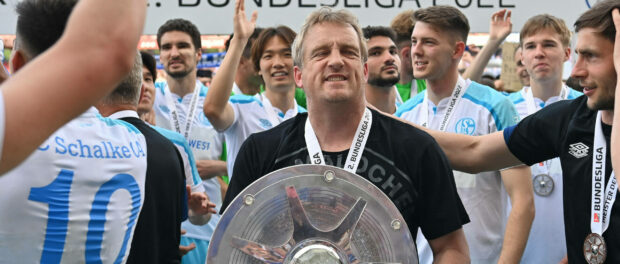 schalke-büskens-meisterschale