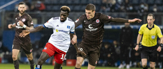 Bakery Jatta (HSV), Jakov Medic (St.Pauli) 21.01.22, Hamburg, Hamburger SV vs. FC St.Pauli, Fussball, GER, Saison 2021/2