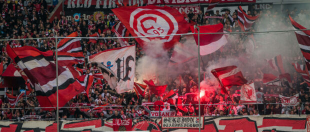 Pyrotechnik im Fortuna-Block; Fortuna Düsseldorf - SG Dynamo Dresden; Fußball; 2. Liga; Saison 2021/2022; 31. Spieltag;