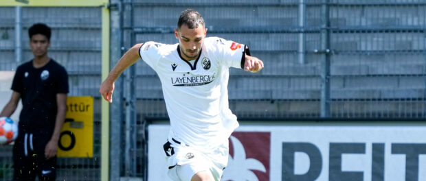 Ahmed Kutucu (SVS, 23), am Ball, Freisteller, Ganzkörper, Einzelbild, Einzelfoto, Aktion, Action, 15.05.2022, Sandhausen