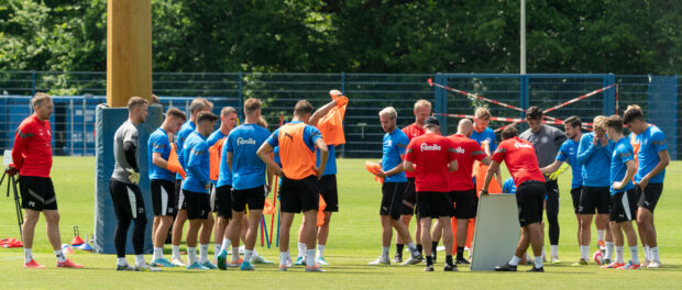 Die Spieler hoeren Marcel Rapp (Holstein Kiel Trainer) bei Anweisungen zu Training Holstein Kiel, Saison 2022/23, 16.06