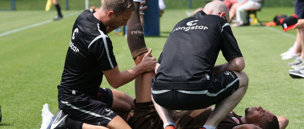 Etienne Amenyido (FC St. Pauli) muss verletzt ausgewechselt werden DFL REGULATIONS PROHIBIT ANY USE OF PHOTOGRAPHS AS I