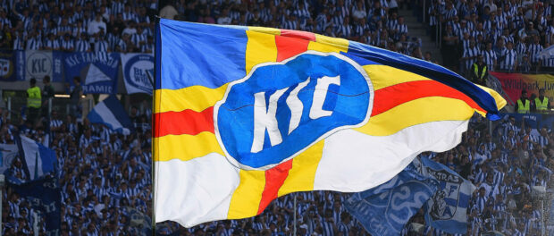 08.05.2022, xhbx, Fussball 2.Bundesliga, Karlsruher SC - Dynamo Dresden emspor, v.l. Fans Karlsruher SC KSC, Fan, Fahne,