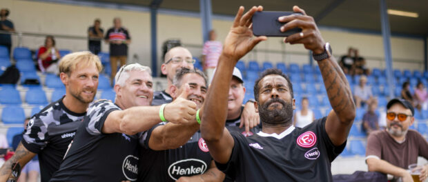 Trainer Daniel Thioune (F95) macht ein Foto mit Fans VfB Hilden - Fortuna Düsseldorf 18.06.2022, Fussball; Saison 2021/2