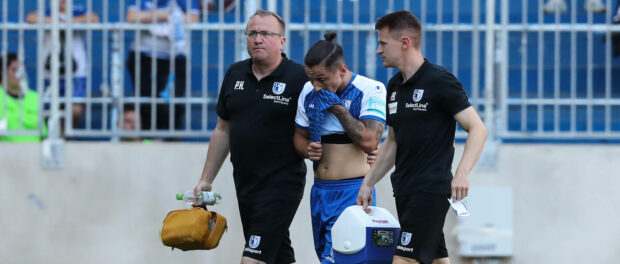 Baris Atik (1. FC Magdeburg,23) muss verletzt ausgewechselt werden - 2. Fußball Bundesliga Saison 2022-2023 Testspiel 1.