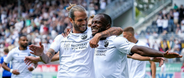 v.li.: Dennis Diekmeier (SVS, 18) und Torschütze David Kinsombi (SVS, 10), Spieler vom SV Sandhausen, jubeln über das To