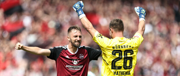 Florian Hübner und Christian Mathenia, FCN, nach dem Hinspiel der Saison 2022/2023 zwischen dem 1. FC Nürnberg und der S