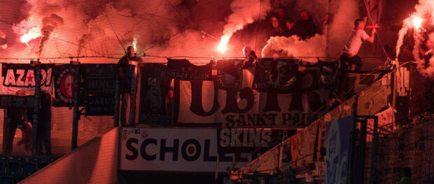 Rostock, Deutschland 02. April 2022: 2. BL - 2021/2022 - FC Hansa Rostock vs. FC St. Pauli pyro im gästeblock /// DFB r