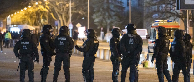 Rostock, Deutschland 02. April 2022: 2. BL - 2021/2022 - FC Hansa Rostock vs. FC St. Pauli Polizeieinsatz vor dem Ostsee