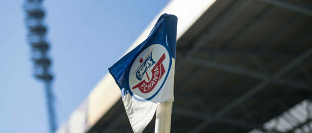 Rostock, Deutschland 17. April 2022: 2. BL - 2021/2022 - FC Hansa Rostock vs. Jahn Regensburg Hansa Eckfahne, im Hinterg