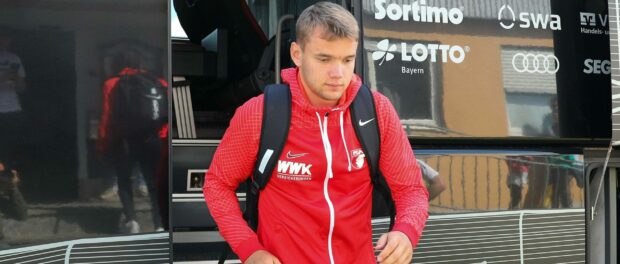 Lasse Günther Regensburgmt am Stadion an, FC Augsburg vs. SV Sandhausen, Fussball, Testspiel, 08.07.2022 Zusm