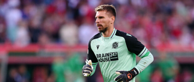 Fussball 2. Bundesliga Saison 2022/2023 1. FC Kaiserslautern - Hannover 96 15.07.2022 Torwart Ron-Robert Zieler (Hannove