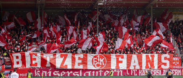 Fans FC Kaiserslautern, 1. FC Heidenheim vs. 1. FC Kaiserslautern, Fussball, 2. Bundesliga, 9. Spieltag, Spielzeit 2022/