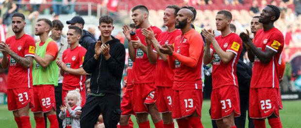 Die Kaiserslauterer Spieler bedanken sich nach dem Spiel bei den Fans fuer die Unterstuetzung. 1. FC Kaiserslautern gege