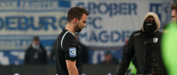 10.11.2022, xgox, Fussball 2. Bundesliga, 1. FC Magdeburg - SV Darmstadt 98 emspor, v.l. Schiedsrichter, Schiri, refere