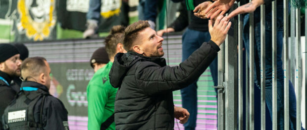 Ron-Robert Zieler (Hannover 96 1) bedankt sich bei den mitgereisten Fans Holstein Kiel vs. Hannover 96, Fussball, 2. Bun