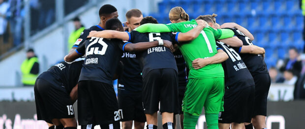 Die Spieler von 1. FC Magdeburg bilden einen Teamkreis/schwoeren sich ein GER, DSC Arminia Bielefeld vs. 1. FC Magdebur