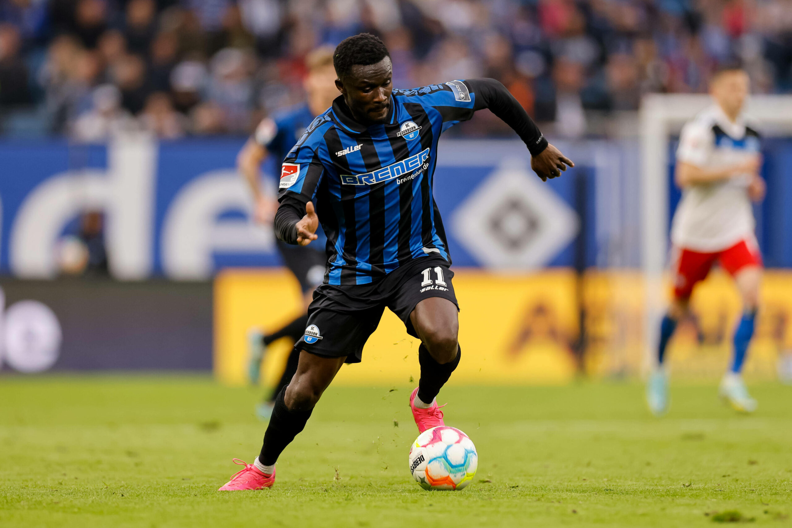 Flügelflitzer begehrt Conteh beim FC Augsburg auf der Liste? liga2
