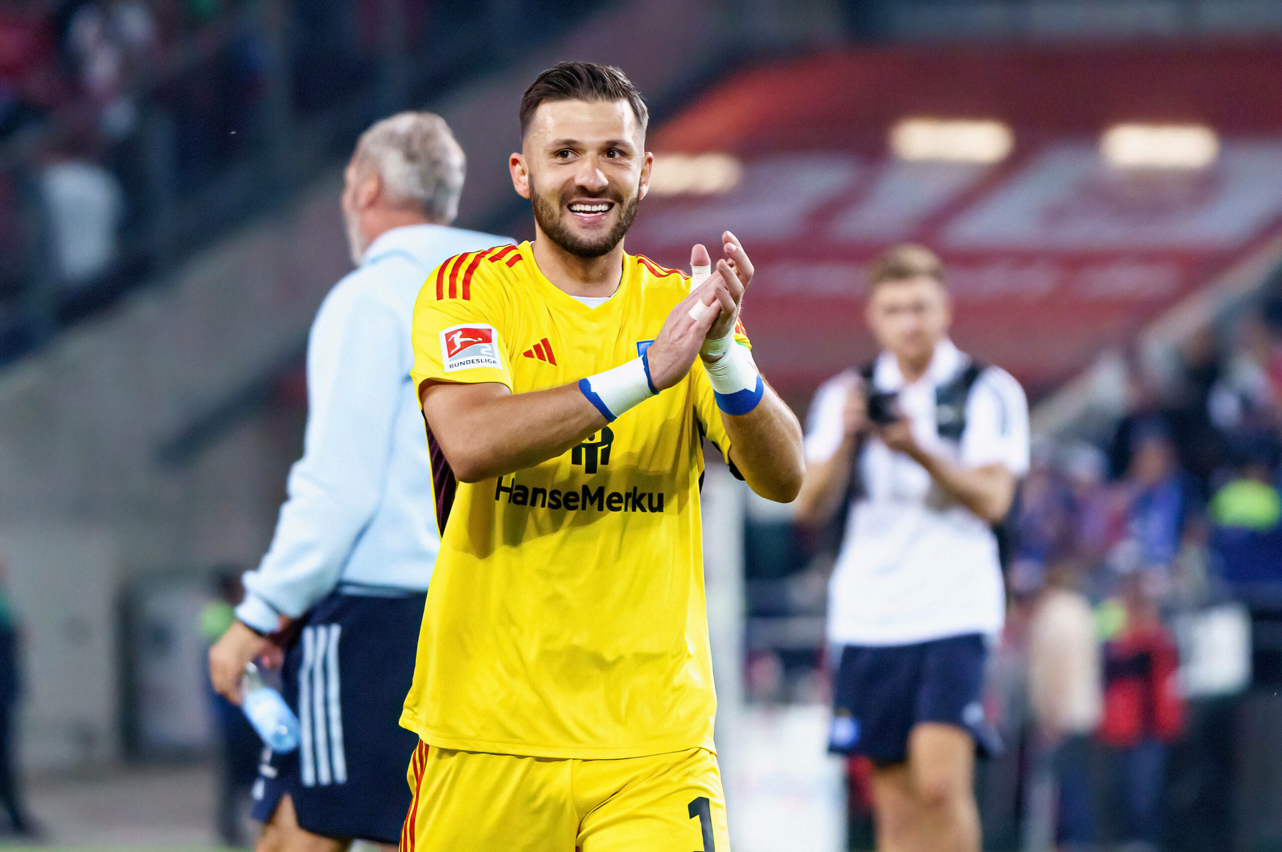 „Wollte unbedingt bleiben“ Heuer Fernandes verlängert bis 2026 liga2