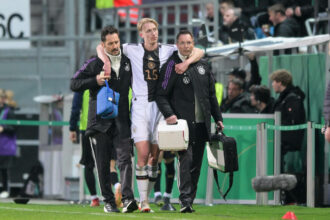 Colin Kleine-Bekel hat sich im Spiel gegen den Kosovo schwer am Knie verletzt.