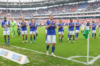 Schalke 04 hat bei Hannover 96 durch ein spätes Gegentor nur 1:1 gespielt.