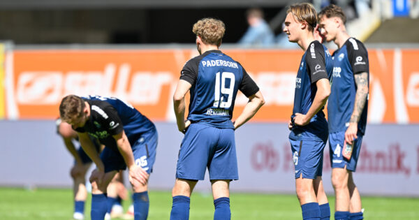 https://www.liga2-online.de/wp-content/uploads/2025/04/paderborn-mannschaft-gluecklos-600x315.jpg